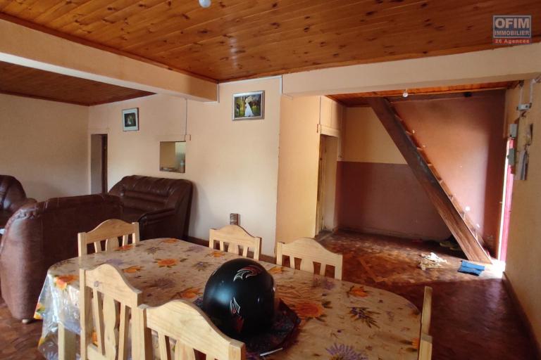 A VENDRE , une propriété avec une maison  F4 sur un terrain de 2213m2 à 50m de la RN2 à Ambohimalaza