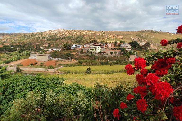 A VENDRE , une propriété avec une maison  F4 sur un terrain de 2213m2 à 50m de la RN2 à Ambohimalaza