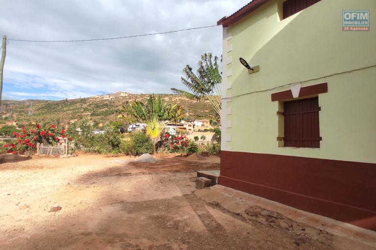 A VENDRE , une propriété avec une maison  F4 sur un terrain de 2213m2 à 50m de la RN2 à Ambohimalaza