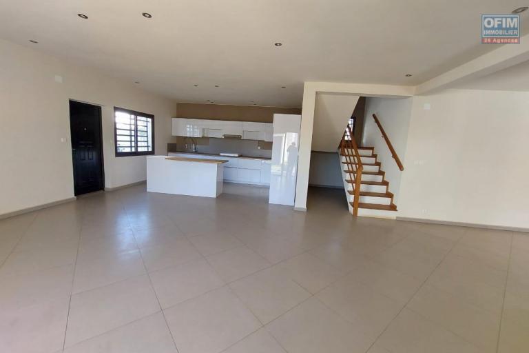 Une villa F5 avec piscine à Mandrosoa Ivato ( CONTACT LALAINA )