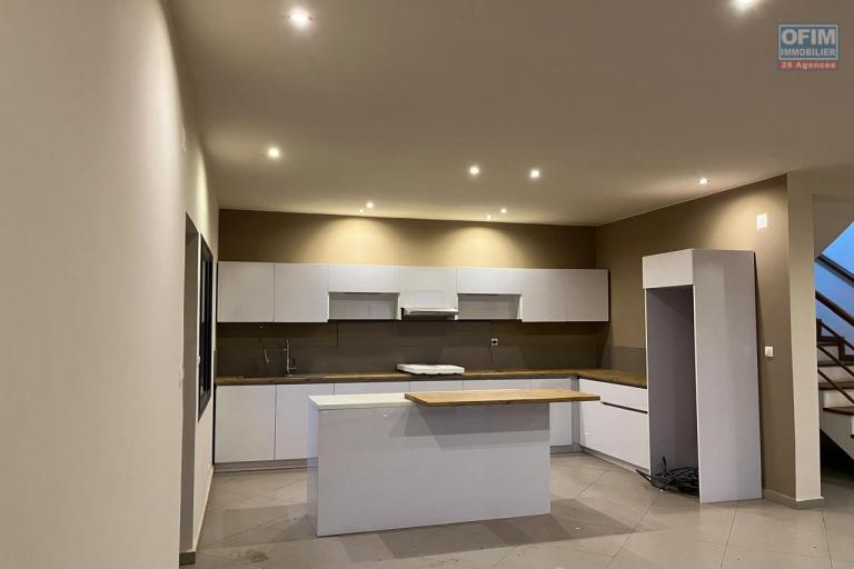 Une villa F5 avec piscine à Mandrosoa Ivato ( CONTACT LALAINA 0340858376 )