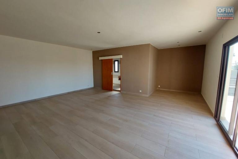 Une villa F5 avec piscine à Mandrosoa Ivato ( CONTACT LALAINA 0340858376 )