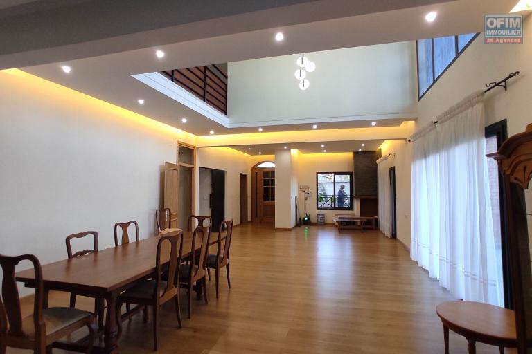 A VENDRE Spacieuse villa de type F9 sur un terrain de 1500m2  avec vue imprenable à Manazary Ilafy