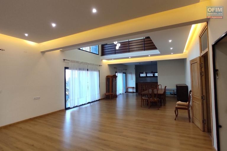 A VENDRE Spacieuse villa de type F9 sur un terrain de 1500m2  avec vue imprenable à Manazary Ilafy