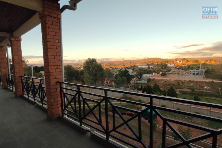 A VENDRE Spacieuse villa de type F9 sur un terrain de 1500m2  avec vue imprenable à Manazary Ilafy