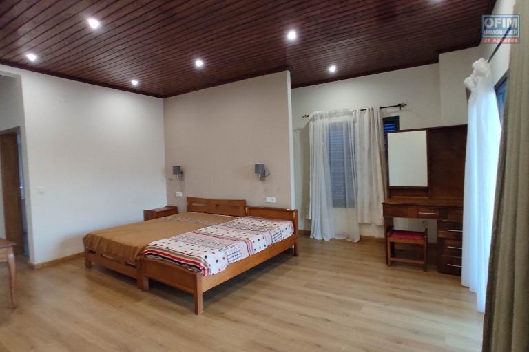 A VENDRE Spacieuse villa de type F9 sur un terrain de 1500m2  avec vue imprenable à Manazary Ilafy