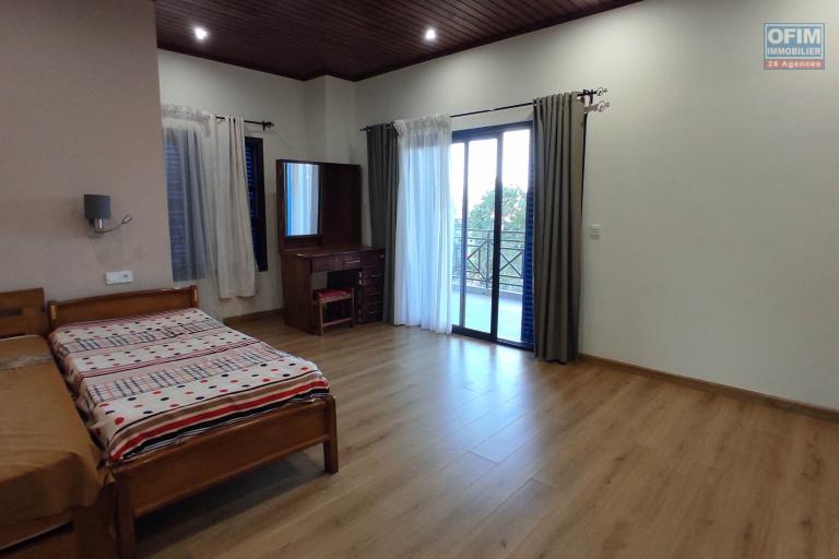 A VENDRE Spacieuse villa de type F9 sur un terrain de 1500m2  avec vue imprenable à Manazary Ilafy