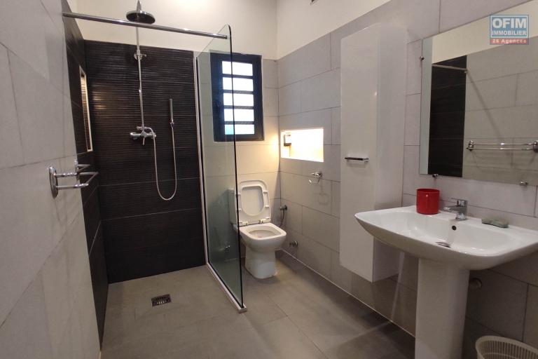 A VENDRE Spacieuse villa de type F9 sur un terrain de 1500m2  avec vue imprenable à Manazary Ilafy