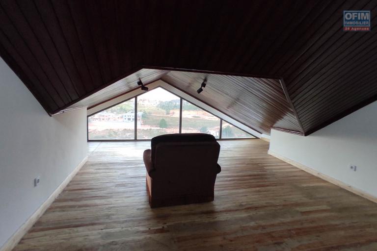A VENDRE Spacieuse villa de type F9 sur un terrain de 1500m2  avec vue imprenable à Manazary Ilafy