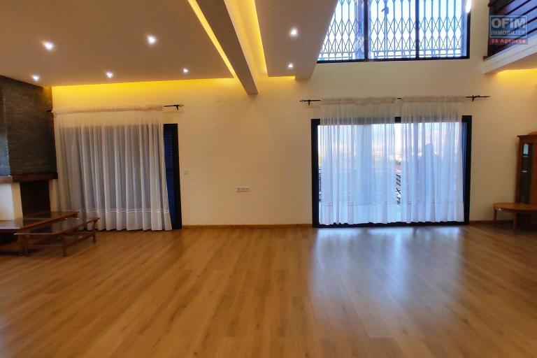 A VENDRE spacieuse villa de type F9 sur un terrain de 1500m2  avec vue imprenable à Manazary Ilafy