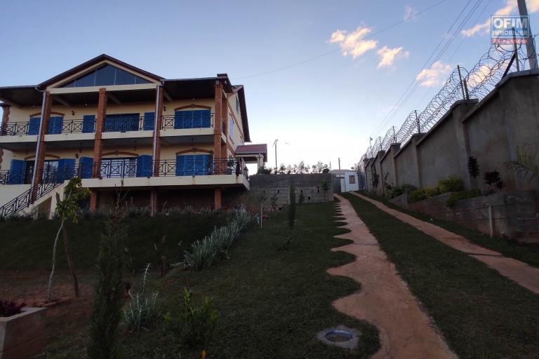 A VENDRE spacieuse villa de type F9 sur un terrain de 1500m2  avec vue imprenable à Manazary Ilafy