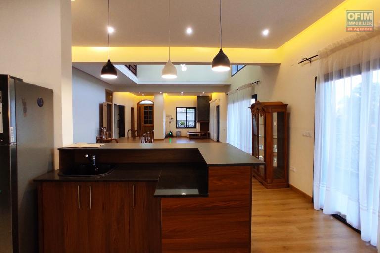 A VENDRE spacieuse villa de type F9 sur un terrain de 1500m2  avec vue imprenable à Manazary Ilafy