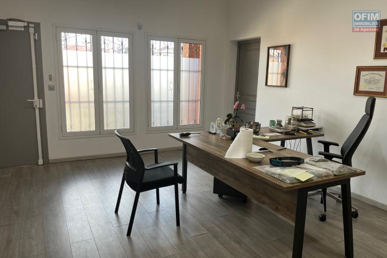 Des locaux de 30m2, 62,5m2, 63m2, 64m2 dans un centre commercial à Ambodivona