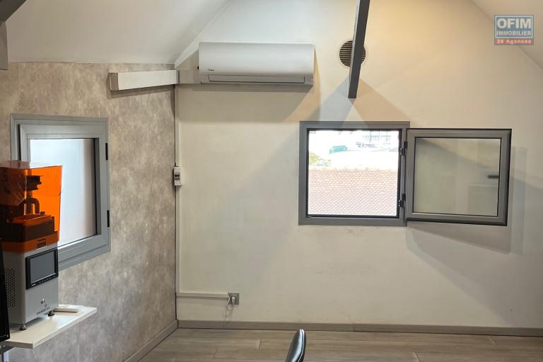 Des locaux de 30m2, 62,5m2, 63m2, 64m2 dans un centre commercial à Ambodivona