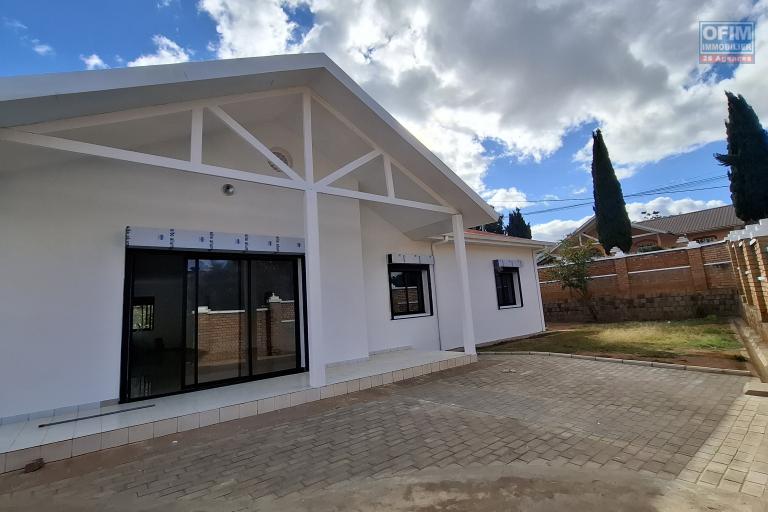OFIM Immobilier offre en location une villa F4 sur Ambatobe à quelques pas du Lycée Français