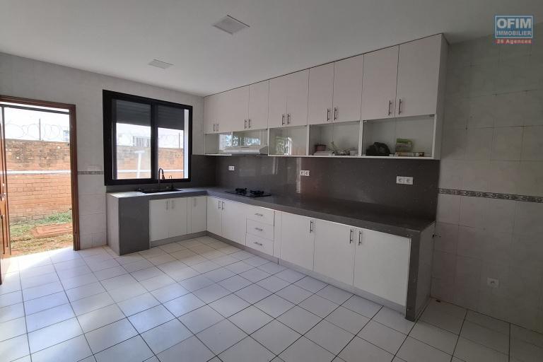 OFIM Immobilier offre en location une villa F4 sur Ambatobe à quelques pas du Lycée Français