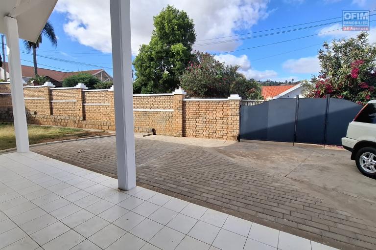 OFIM Immobilier offre en location une villa F4 sur Ambatobe à quelques pas du Lycée Français