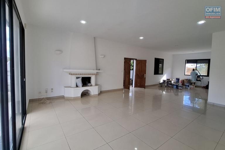OFIM Immobilier offre en location une villa F4 sur Ambatobe à quelques pas du Lycée Français