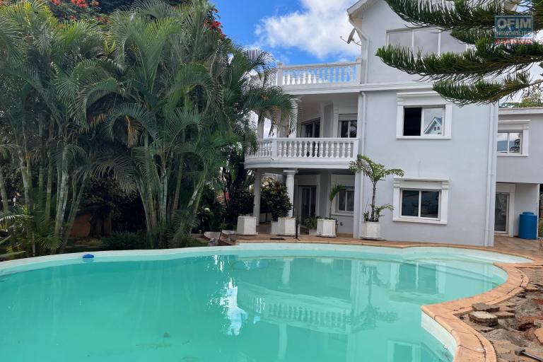 Une villa F6 avec piscine à Ambohitrarahaba Androhibe