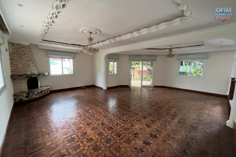 Une villa F6 avec piscine à Ambohitrarahaba Androhibe