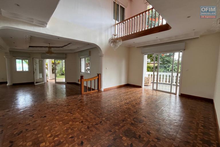 Une villa F6 avec piscine à Ambohitrarahaba Androhibe