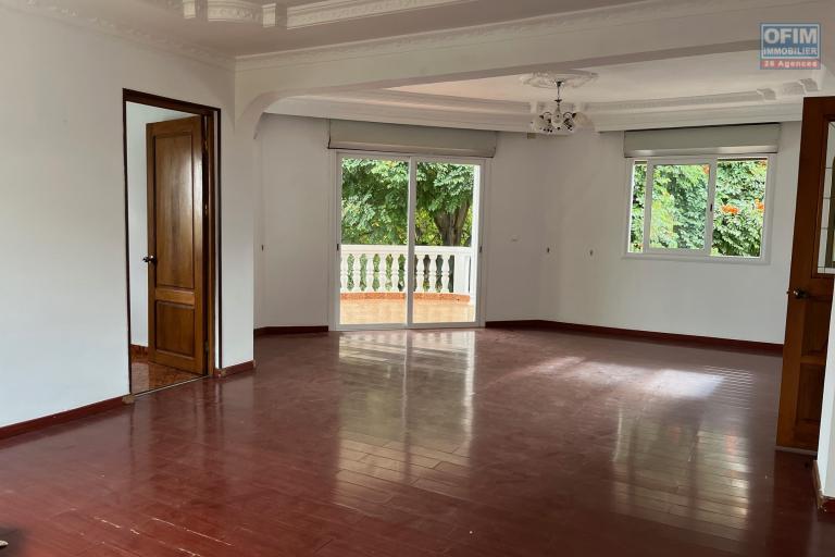 Une villa F6 avec piscine à Ambohitrarahaba Androhibe