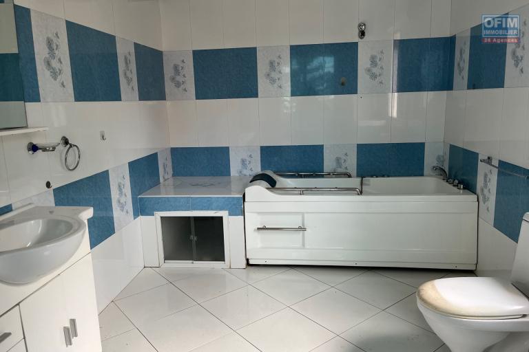 Une villa F6 avec piscine à Ambohitrarahaba Androhibe