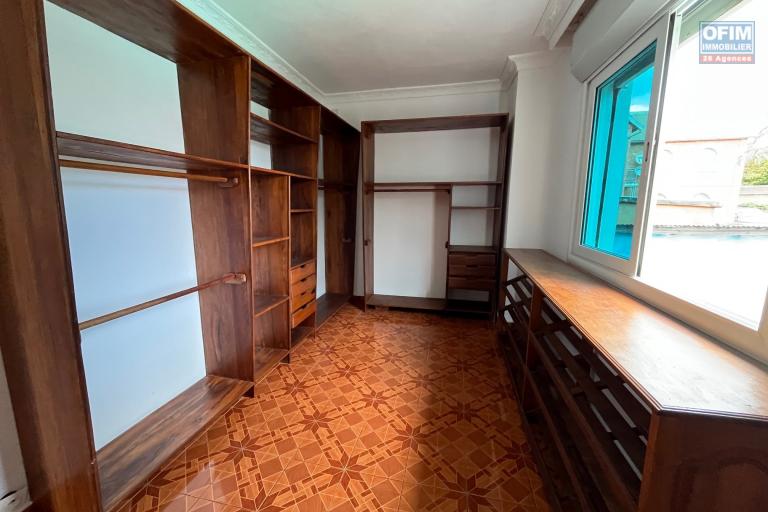 Une villa F6 avec piscine à Ambohitrarahaba Androhibe