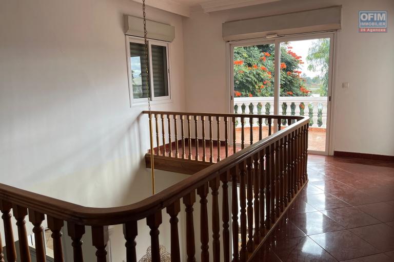 Une villa F6 avec piscine à Ambohitrarahaba Androhibe
