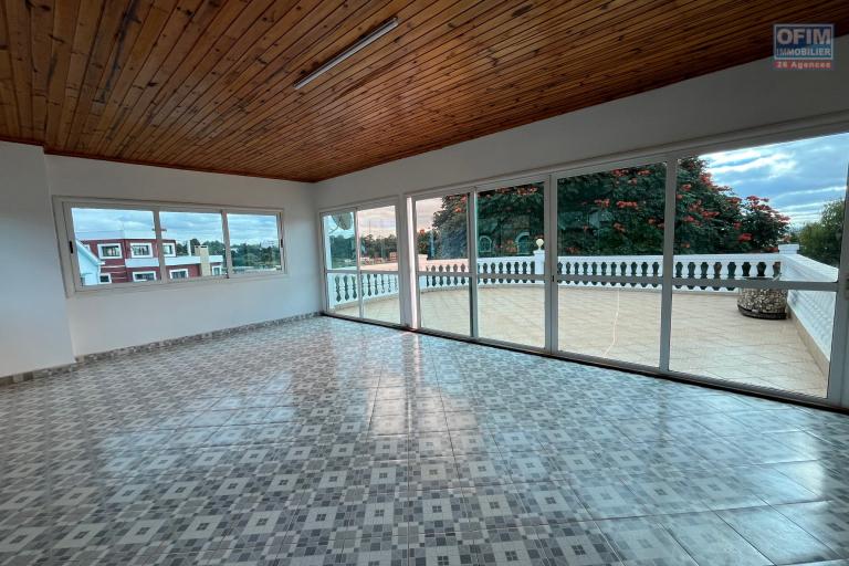 Une villa F6 avec piscine à Ambohitrarahaba Androhibe