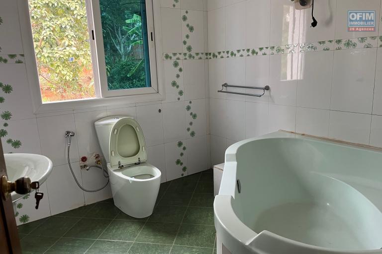 Une villa F6 avec piscine à Ambohitrarahaba Androhibe