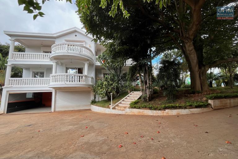Une villa F6 avec piscine à Ambohitrarahaba Androhibe