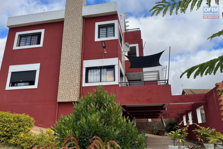Une villa F5 sur 3 niveaux à Ambohitrarahaba