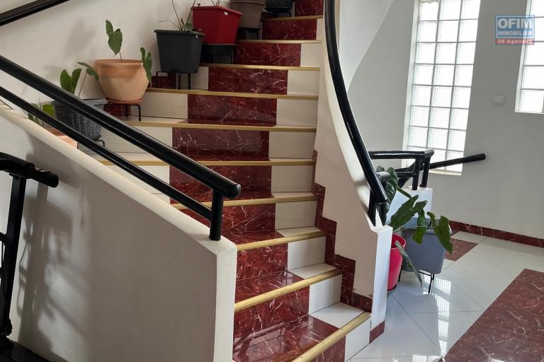 Une villa F5 sur 3 niveaux à Ambohitrarahaba