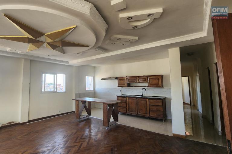 Appartement à usage habitation ou bureau de type T3 à louer dans le centre ville sis à Isoraka au dernier étage d'un bâtiment de R+3