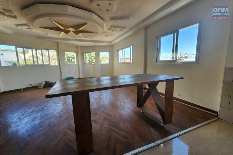 Appartement &agrave; usage habitation ou bureau de type T3 &agrave; louer dans le centre ville sis &agrave; Isoraka au dernier &eacute;tage d'un b&acirc;timent de R+3, CONTACT RAPIDE 034 02 443 04