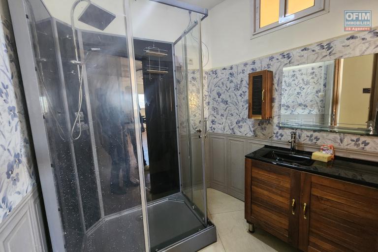 Appartement à usage habitation ou bureau de type T3 à louer dans le centre ville sis à Isoraka au dernier étage d'un bâtiment de R+3