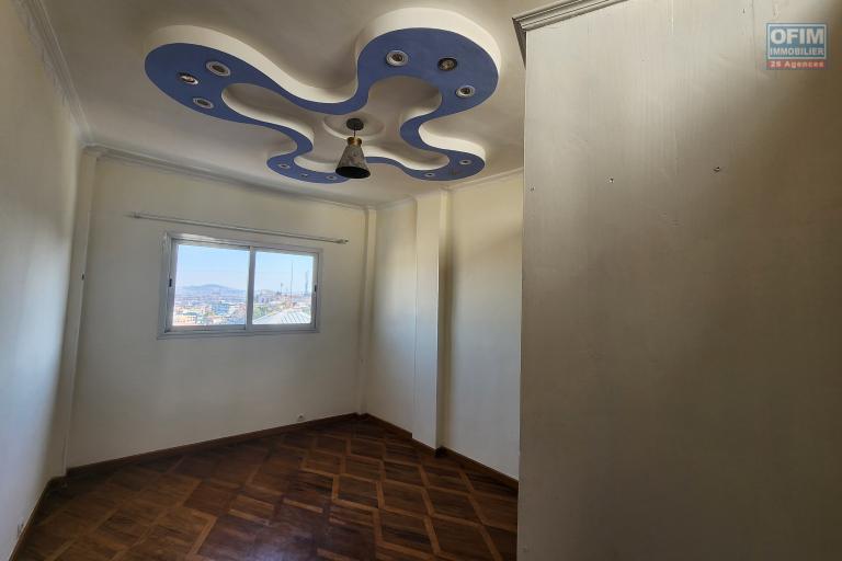 Appartement à usage habitation ou bureau de type T3 à louer dans le centre ville sis à Isoraka au dernier étage d'un bâtiment de R+3