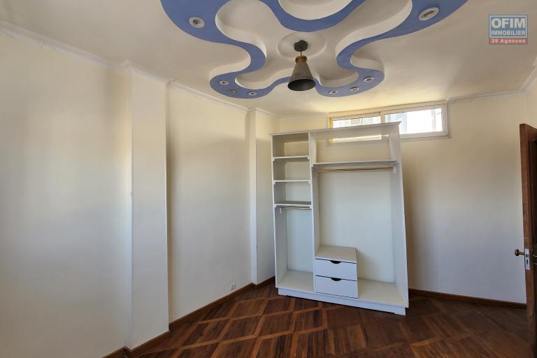 Appartement à usage habitation ou bureau de type T3 à louer dans le centre ville sis à Isoraka au dernier étage d'un bâtiment de R+3