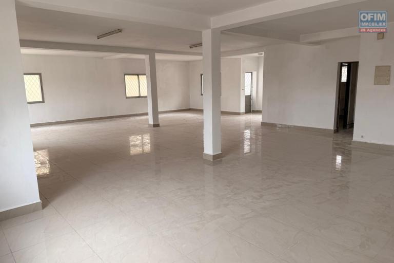 OFIM Immobilier offre en location un bâtiment de 4 étage au surface totale de 750m2 en bord de route sur analakely à usage de bureau ou commercial