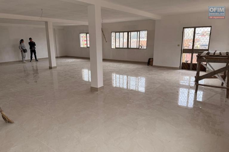 OFIM Immobilier offre en location un bâtiment de 4 étage au surface totale de 750m2 en bord de route sur analakely à usage de bureau ou commercial