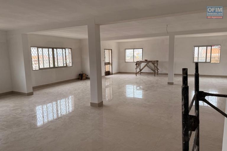 OFIM Immobilier offre en location un bâtiment de 4 étage au surface totale de 750m2 en bord de route sur analakely à usage de bureau ou commercial