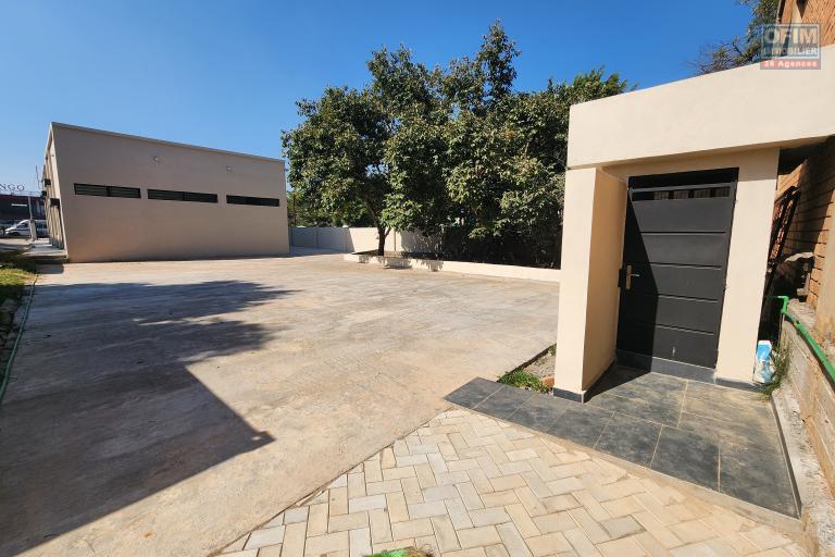 A LOUER - LOCAL NEUF DE STANDING - 230m2 - ANDRANOMENA/AMBOHIBAO