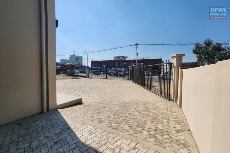 A LOUER - LOCAL NEUF DE STANDING - 230m2 - ANDRANOMENA/AMBOHIBAO