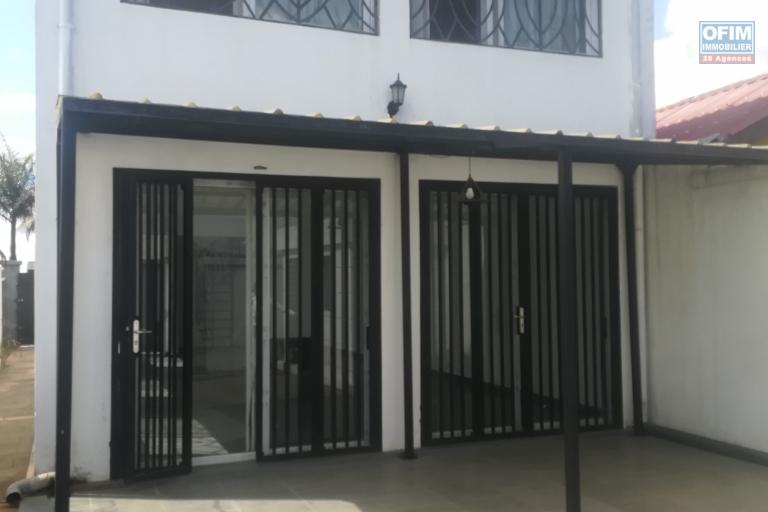 Une villa F4 à étage à Ambatomaro ( CONTACT LALAALAINA 034 08 583 76 )