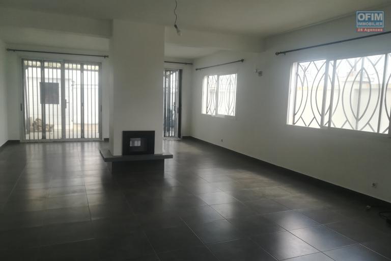 Une villa F4 à étage à Ambatomaro ( CONTACT LALAALAINA 034 08 583 76 )