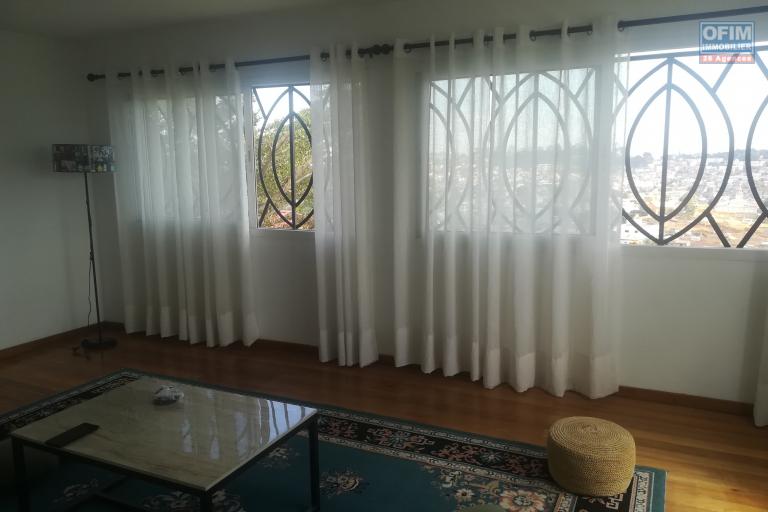 Une villa F4 à étage à Ambatomaro ( CONTACT LALAINA )