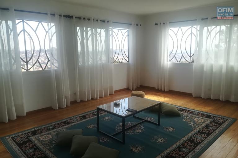 Une villa F4 à étage à Ambatomaro ( CONTACT LALAALAINA 034 08 583 76 )