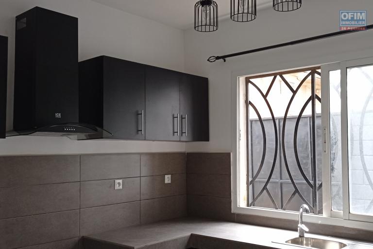 Une villa F4 à étage à Ambatomaro ( CONTACT LALAINA )