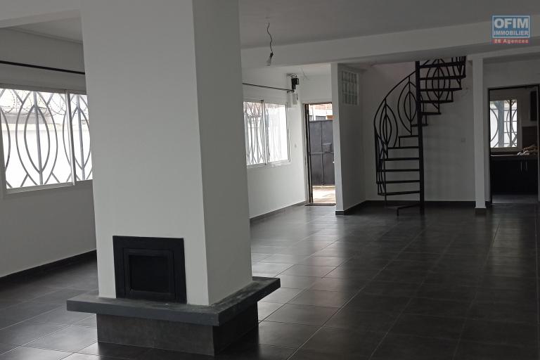 Une villa F4 à étage à Ambatomaro ( CONTACT LALAINA 034 08 583 76 )